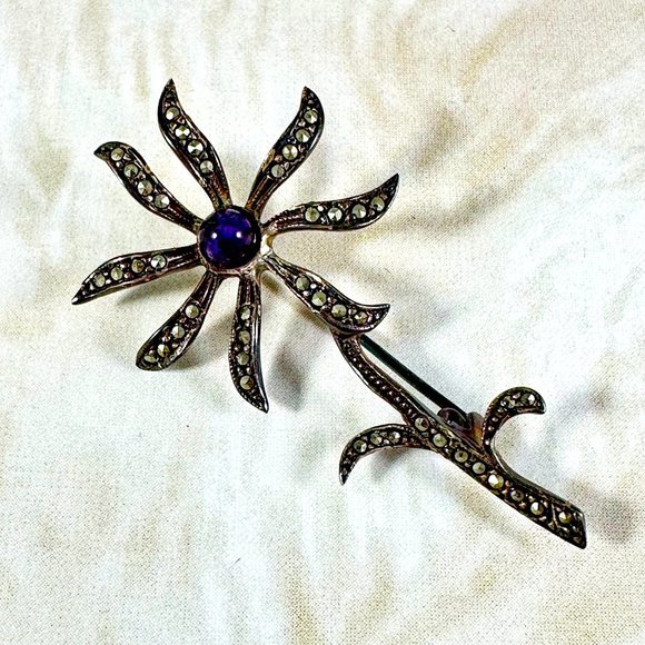 Silver-tone vintage abstract daisy pin with marcasite and purple stone - Picture 1 of 3